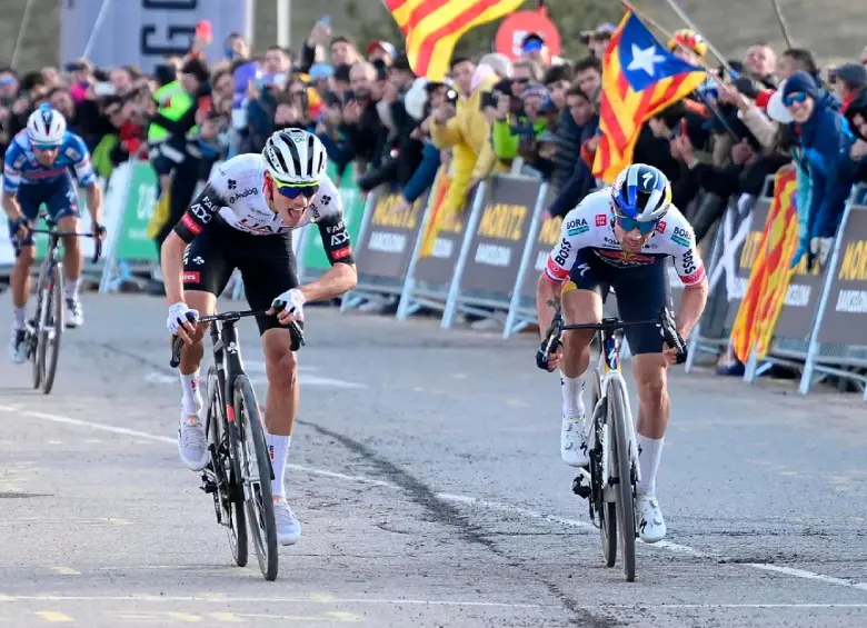 Primoz Roglic (derecha) es el actual campeón de la Vuelta a España, mientras que Juan Ayuso llega en buena forma. Este año ya ganó la Drôme Classic, el Trofeo Laigueglia y la Tirreno-Adriático. FOTO AFP