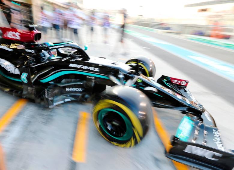 El inglés Lewis Hamilton (Mercedes) durante los entrenamientos libres para el Gran Premio de Abu Dabi. FOTO EFE 