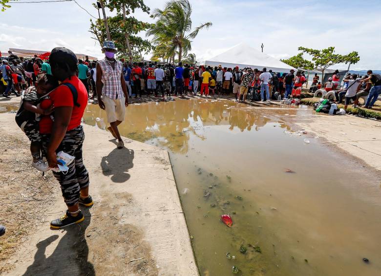 Las restricciones de paso impuestas por el Gobierno de Panamá, generaron un estancamiento de los migrantes en Necoclí, y que muchos de ellos se decidieran por atravesar a pié la selva del Darién. FOTO DE MANUEL SALDARRIAGA.