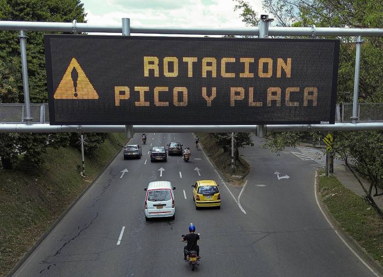 La medida del pico y placa en Medellín y el Valle de Aburrá volverá este lunes con sanciones para quienes circulen sin poder hacerlo. FOTO: MANUEL SALDARRIAGA