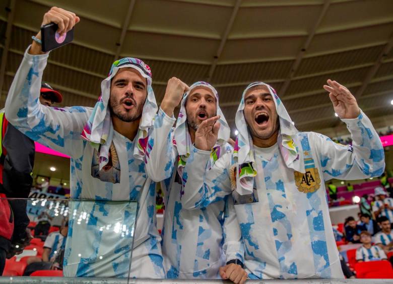 Desde muy temprano los hinchas de Argentina llegaron al estadio para animar a su selección. FOTO JUAN ANTONIO SÁNCHEZ 