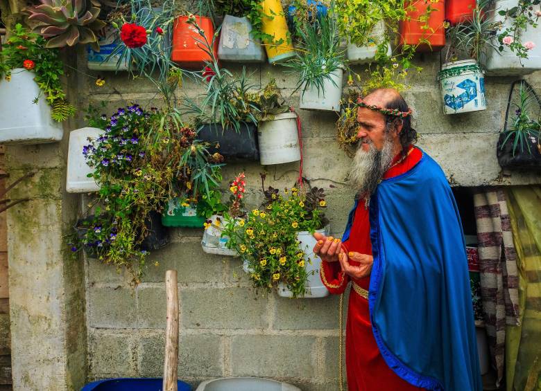 La humilde pesebrera en la que vive Albeiro está adornada con flores y plantas que él cultiva. Foto: Andrés Camilo Suárez Echeverry