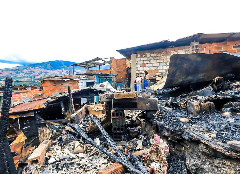 En el lugar hacen presencia unidades de la Policía, que apoyan el control de la situación y monitorean el área con cámaras de seguridad para coordinar la atención de la emergencia. FOTO: Camilo Suárez