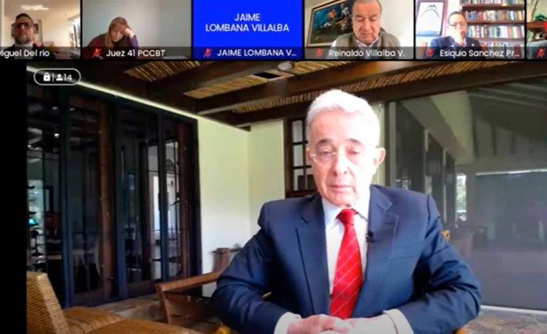 El expresidente Álvaro Uribe explicó este jueves por qué, a su juicio, se debe prelucir el caso que se le sigue por presunto fraude y soborno a testigos, cargos que él rechaza. FOTO: Captura de video