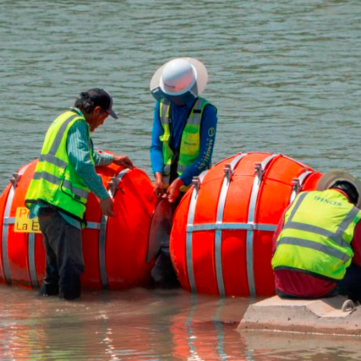 Un tribunal federal el ordenó al gobernador de Texas retirar las boyas instaladas para evitar el ingreso de migrantes a Estados Unidos. Foto: AFP. 