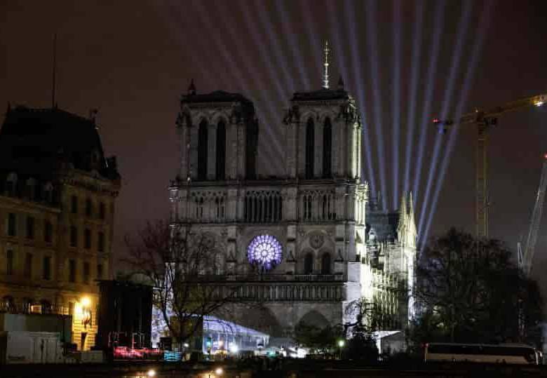 Notre-Dame volvió a abrir las puertas al público tras el incendio que consumió una parte de su estructura hace cinco años. FOTO: AFP