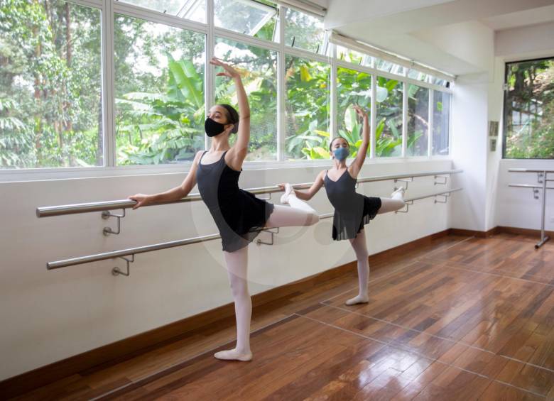 Además de bailar, Mariana y Martina toman clases de canto, tocan instrumentos como el piano y hacen teatro musical.