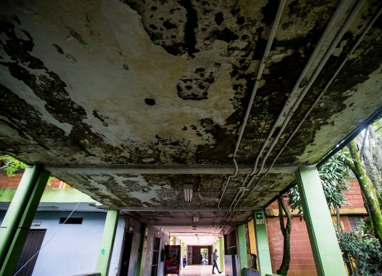 Humedades, daños en paredes y techos, e incluso fallas estructurales aquejan a colegios en Medellín. FOTO julio césar herrera
