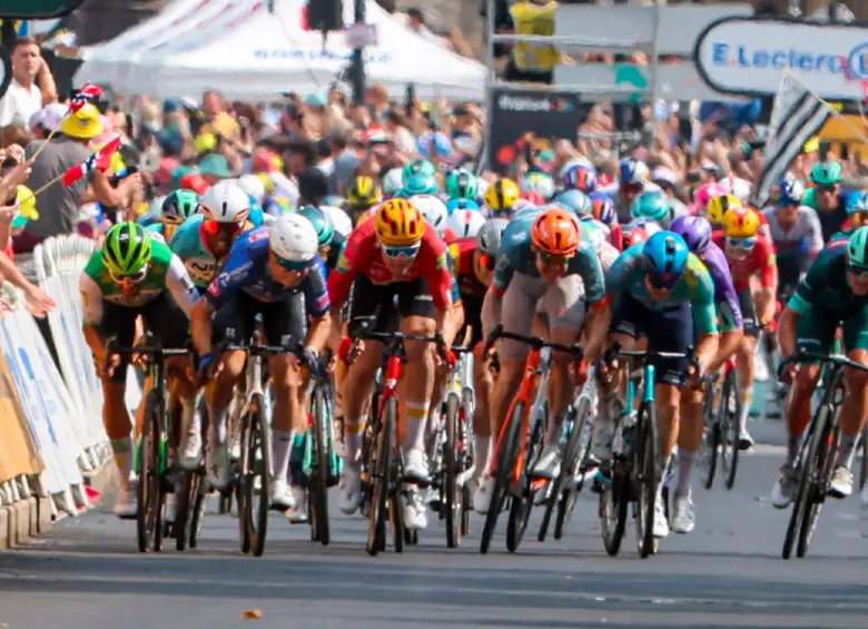 Fernando Gaviria (izquierda) quedó encerrado y contra las vallas y no logró terminar el sprint como quería en la etapa 7 del Tour, pero terminó con buenas sensaciones. FOTO: X-CAJA RURAL 