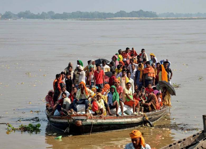 Multitud de personas en una barca en una celebración en India. FOTO: AFP
