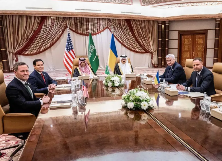 Las delegaciones de Estados Unidos y Ucrania en Yeda, Arabia Saudí donde se acordaron relevantes medidas para ambos países como la suspensión del apoyo militar y de inteligencia de EE. UU. a Ucrania. FOTO: AFP