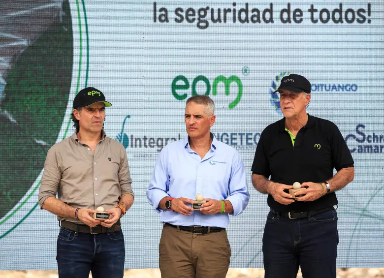El alcalde de Medellín, Federico Gutiérrez (izquierda); el gobernador de Antioquia, Andrés Julián Rendón (centro) y el gerente de EPM, Jhon Maya Salazar durante un evento en Hidroituango en 2024. FOTO: CAMILO SUÁREZ ECHEVERRY
