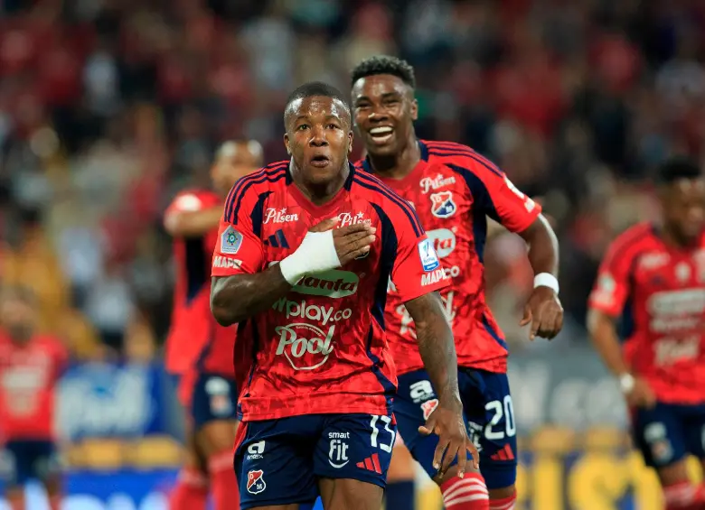 Francisco Chaverra (adelante) y John Montaño (atrás), dos de los hombres que vienen de ser protagonistas del DIM ante Junior. FOTO EL COLOMBIANO