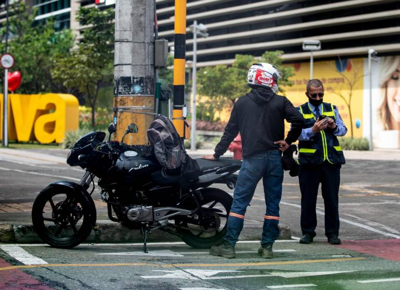 Los motociclistas sancionados antes del 30 de junio de 2021 tendrán un descuento del 40% en el valor de sus multas y no tendrán que pagar intereses. FOTO: CAMILO SUÁREZ