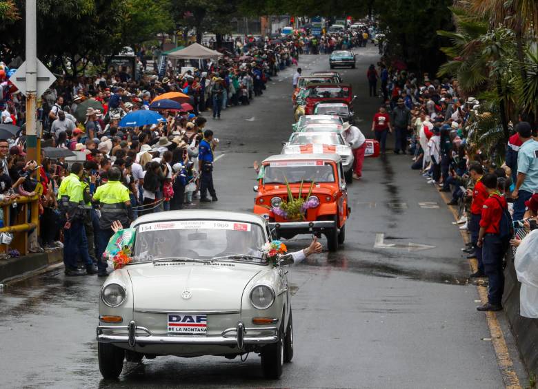 El desfile tuvo un recorrido de casi 19 kilómetros, pasó por Envigado y Sabaneta, para luego ir al centro de Medellín. FOTO MANUEL SALDARRIAGA