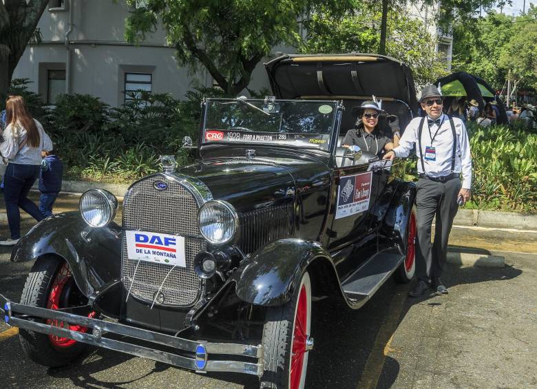 Desfile de autos clásicos, un paseo de belleza y nostalgia en cuatro ruedas