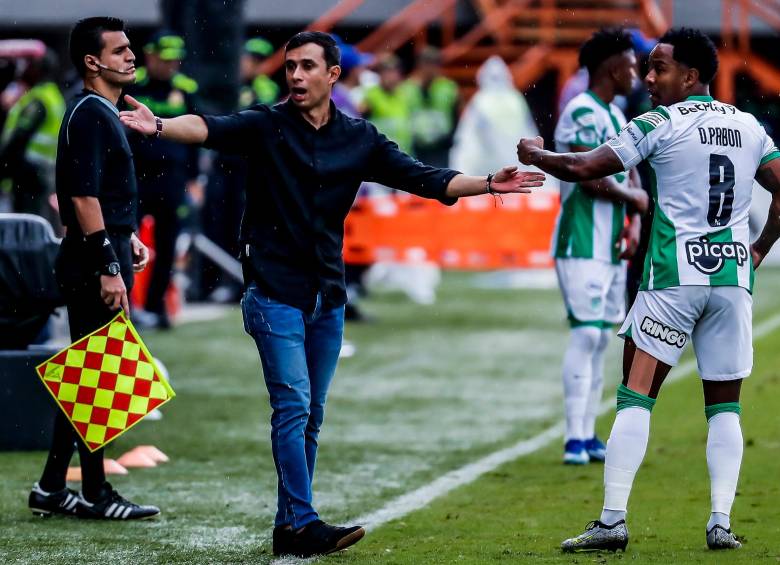 El técnico Jhon Bodmer junto a Dorlan Pabón, uno de los jugadores que los hinchas esperan vuelva a su mejor nivel con el equipo. FOTO JAIME PÉREZ