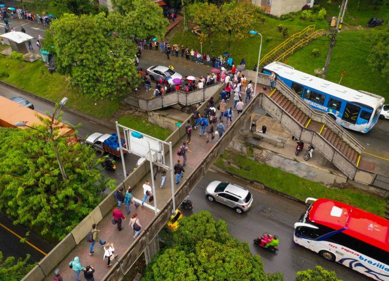 Vista área de los usuarios en la estación tricentenario tomando el bus. Foto: MANUEL SALDARRIAGA QUINTERO.