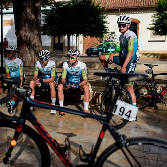 Los ciclistas del equipo Ediciones Mar corrieron este año las Vueltas al Sur, Tolima, Boyacá y Cundinamarca. . FOTO Colprensa 