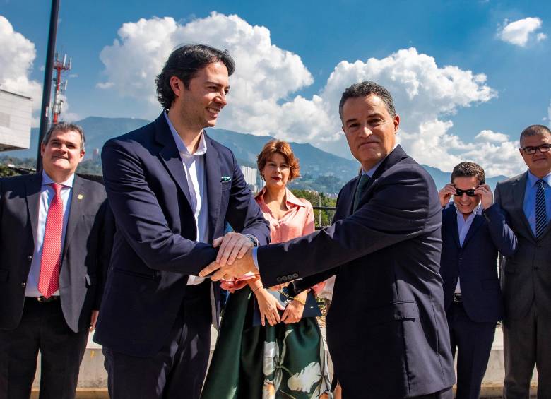 Esta imagen corresponde al año 2020, al día de la posesión en sus cargos, cuando aún no existían controversias entre ambos mandatarios. FOTO CAMILO SUÁREZ