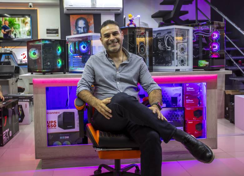 El local de Mauricio queda ubicado en el centro comercial Monterrey. Allí ofrecen computadores, accesorios y servicio técnico. FOTO Julio César Herrera. 