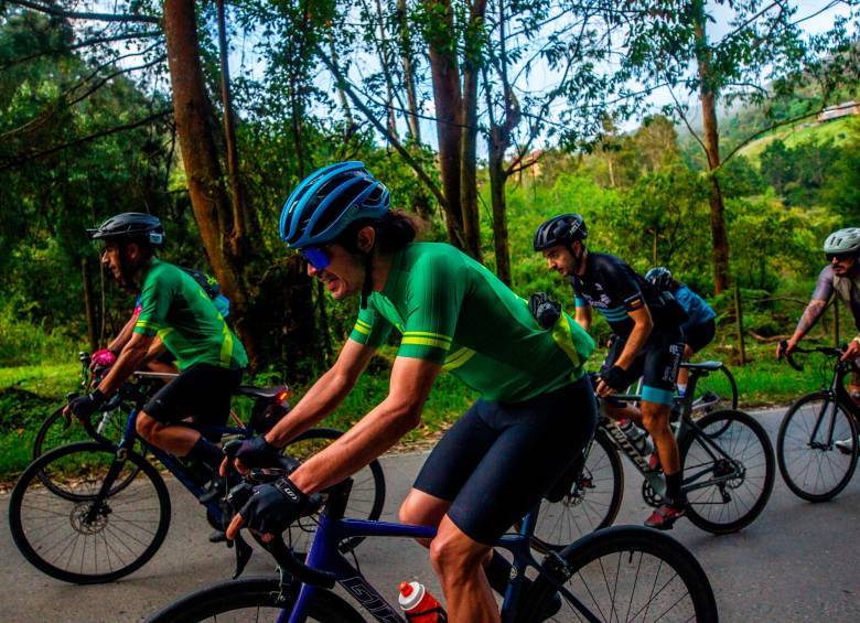 Hubo personas que hicieron el recorrido como equipo mientras disfrutaban el paisaje. Fotos camilo suárez