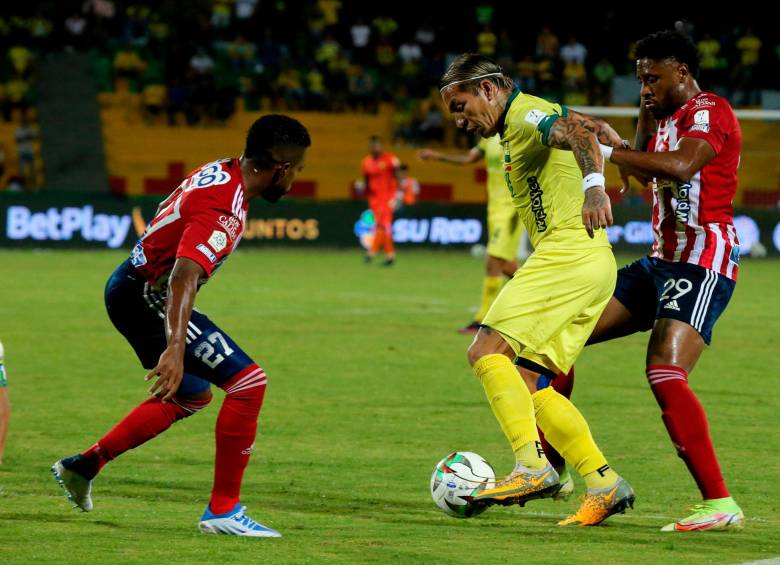 Dayro Moreno, una de las figuras del Bucaramanga ante el cuadro de Barranquilla. FOTO: CORTESÍA DIMAYOR