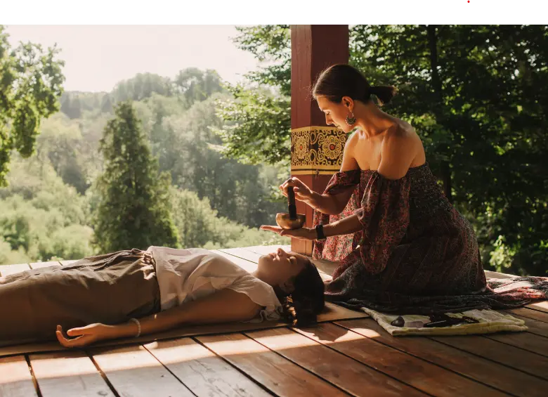 El silencio es una virtud y se puede encontrar en lugares especializados para ello, así como en experiencias de ASMR. FOTO: GETTY – Booking.com