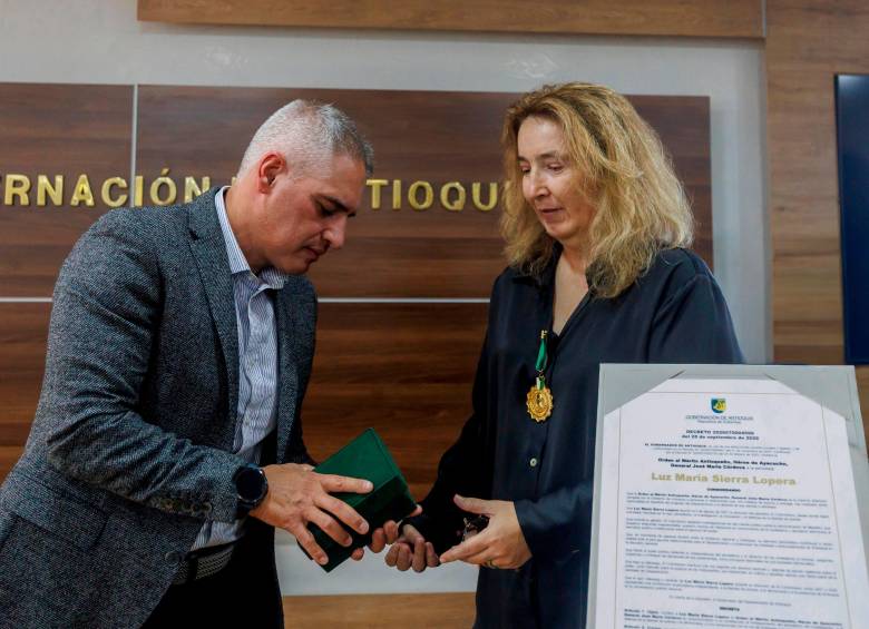 El Gobernador de Antioquia le entrega la Orden al Mérito, Héroe de Ayacucho, José María Córdova, a la directora de EL COLOMBIANO, Luz María Sierra. FOTO Camilo Suárez