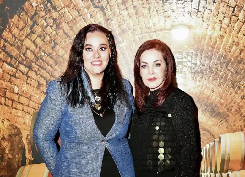 Brigitte Kruse (abrigo azul) fue la encargada de presentar la información al medio <i>TMZ.</i>. FOTO: Getty Images.