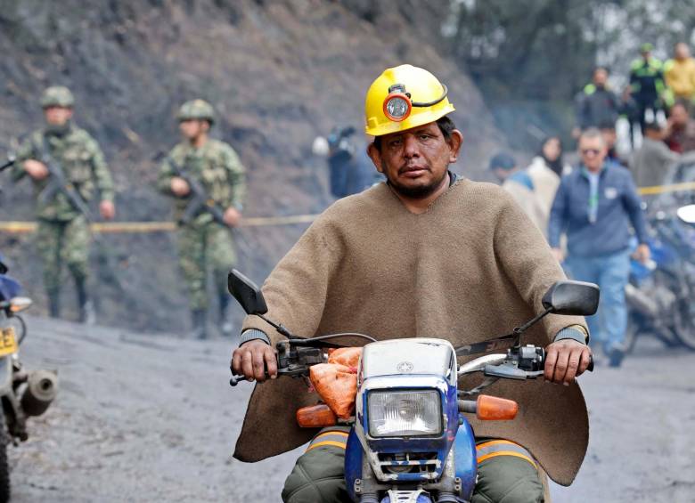 Familiares y mineros que trabajan en el complejo o en otras minas del sector han llegado al lugar para ayudar en la búsqueda y rescate. FOTO: EFE