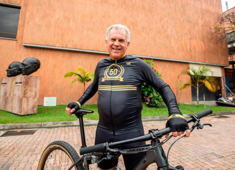 Mario Rivera es protagonista desde la primera edición del Clásico de ciclismo El Colombiano en 1974. Después de 50 años, y a sus 76, se mantiene vigente en el certamen benéfico-deportivo. FOTO CAMILO SUÁREZ