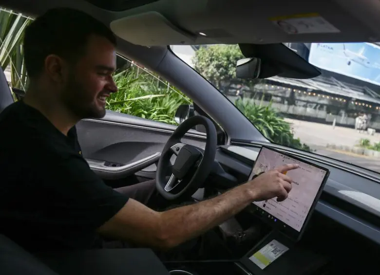 Según datos de Fenalco y la Andi, los vehículos eléctricos crecieron 267% anual en marzo de 2026, mientras que los híbridos crecieron más del 72%, confirmando que la estrategia de precios aceleró la adopción de estas tecnologías. FOTO: Colprensa.