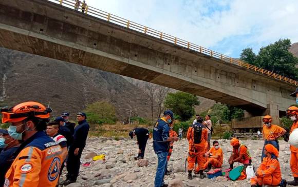 Después de varios días de búsqueda, se encontró el cuerpo sin vida del menor aguas abajo del puente Pescadero. FOTO: Cortesía Oficina Gestión del Riesgo de Desastres de Santander.