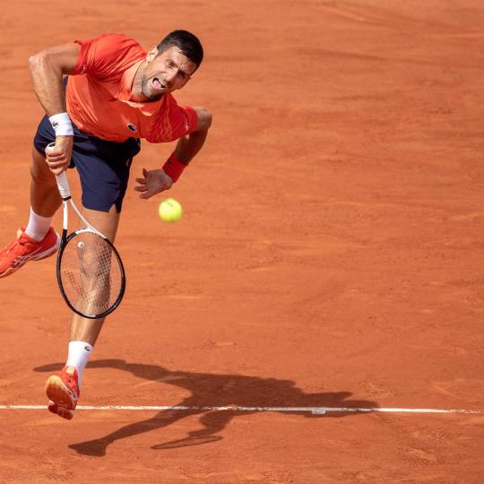 Novak Djokovic, de 36 años, impone jerarquía en el tenis mundial. Este domingo es el favorito en el duelo ante Casper Ruud, de 24 años, y quien ya sabe lo que es jugar una final de Roland Garros. FOTOs AFP