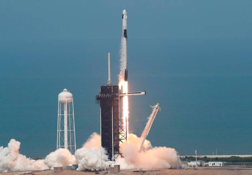 El Falcon 9, uno de los cohetes más versátiles y reutilizables de SpaceX, se ha consolidado como un pilar de la exploración espacial, marcando hitos como el soporte de misiones comerciales y científicas de alta complejidad. FOTO AFP