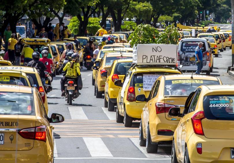 Los taxistas salieron a las calles desde antes de las 5:00 de la mañana, hora pactada para el inicio de las concentraciones en varias ciudades. FOTO: JUAN ANTONIO SÁNCHEZ