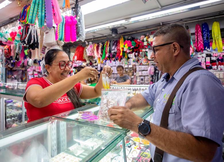 Con la peatonalización de la carrera Carabobo al Sin Nombre han llegado más clientes al almacén. FOTO: Camilo Suárez.