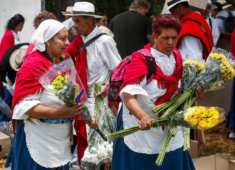 Los campesinos recibieron distintas especies, entre pompones, crisantemos y hortensias. FOTO Manuel Saldarriaga