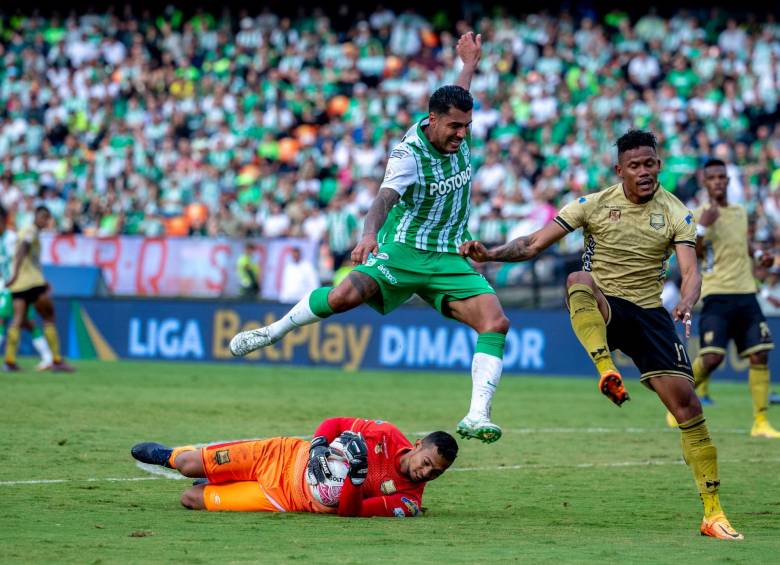 Verdes y dorados repartieron puntos en el Atanasio. El arquero José David Contreras fue uno de las figuras del partido. Jéfferson Duque le dio el empate a Nacional. FOTO JUAN ANTONIO SÁNCHEZ