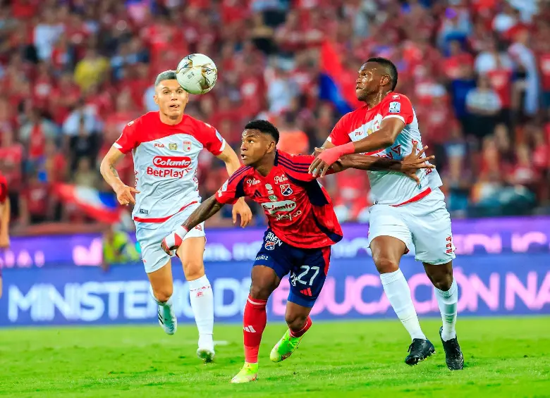 La final entre Santa Fe y Medellín fue cerrada y pareja. El Poderoso pagó caro sus errores defensivos. FOTO CAMILO SUÁREZ