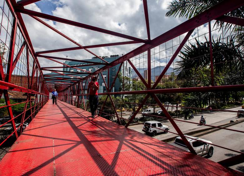Puente en la avenida Oriental a la altura de Villanueva. FOTO JULIO CÉSAR HERRERA