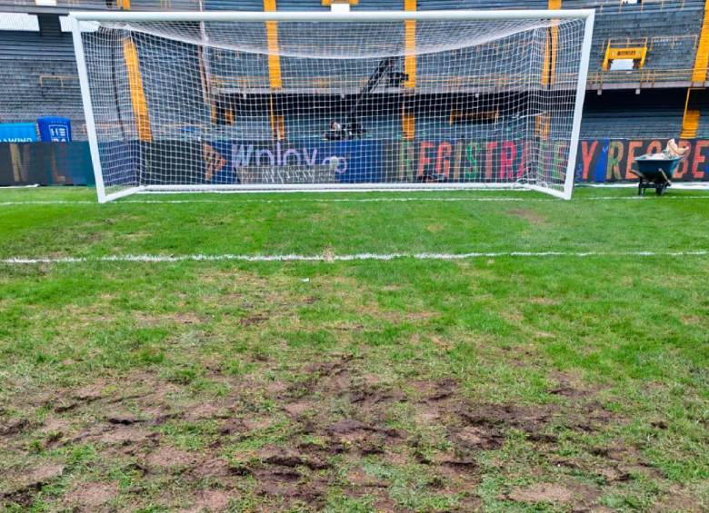 Así se ve hoy parte de la cancha del estadio El Campín luego del juego entre Millonarios y DIM que terminó el martes. FOTO @C8Benavides