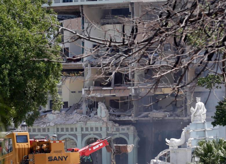 Equipos de emergencia, bomberos y militares se desplazaron al hotel. FOTO: EFE. 