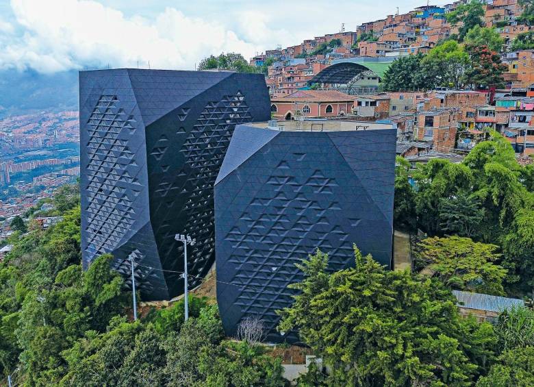 La nueva biblioteca España, ubicada en Santo Domingo Savio, cuenta con tres espacios denominados arquitectónicamente como “cajas”. FOTO Manuel Saldarriaga