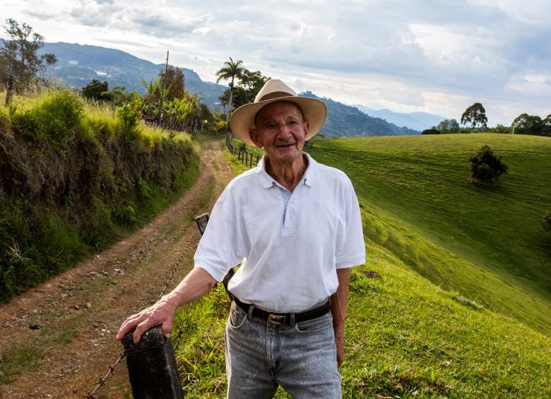 Porfirio Garcés en las montañas del corregimiento de Palocabildo, epicentro del proyecto minero y de las protestas, a unos 11 kilómetros del parque de Jericó. FOTO JULIO CÉSAR HERRERA