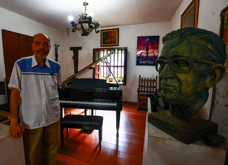 Jorge Alberto Marín Vieco recorre los pasillos de la Casa Museo Salsipuedes con la convicción de mantener vivo el legado de su padre. FOTO Manuel Saldarriaga