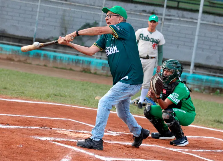A pesar del paso del tiempo, la huella de la calidad permanece entre varios ex peloteros. El médico Álvaro Roldán, uno de los asistentes al encuentro. El receptor es Guillermo Arango y más atrás está Juan Camilo Ortiz. FOTO cortesía Gabriel Gabo Buitrago