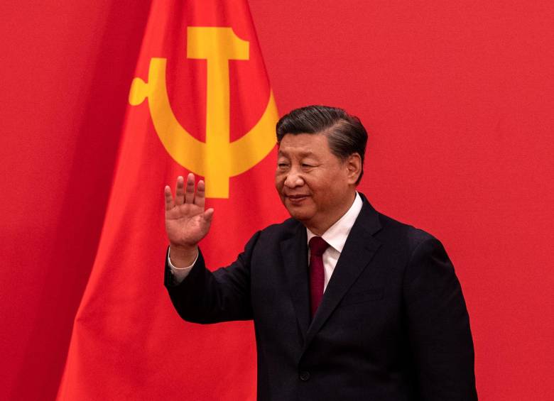 Xi Jinping llegó al poder en 2013 y completa una década ocupando ese cargo. A la derecha se ve una imágen del XX Congreso del Partido Comunista Chino. FOTO Getty