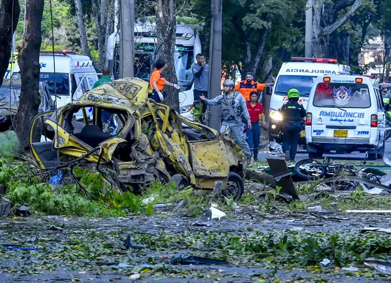 Un atentado terrorista en Cali dejó al menos seis muertos, cincuenta heridos y miles de daños en la zona cercana a la base aérea Marco Fidel Suárez . Imagen: Colprensa